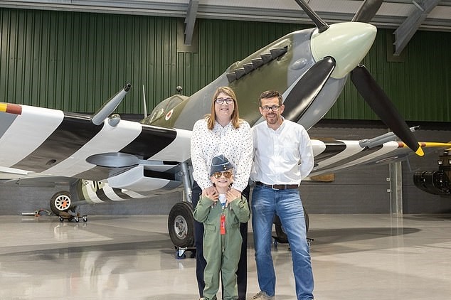 Jacob e os pais em uma visita a um hangar antes de a mãe ser diagnosticada com câncer de mama (Foto: Reprodução Instagram) (Foto: Reprodução Instagram)
