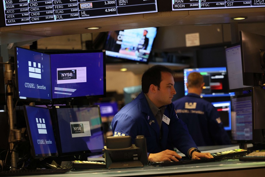 Operador na Bolsa de Nova York: mercado perdeu US$ 9 trilhões no primeiro semestre de 2022
