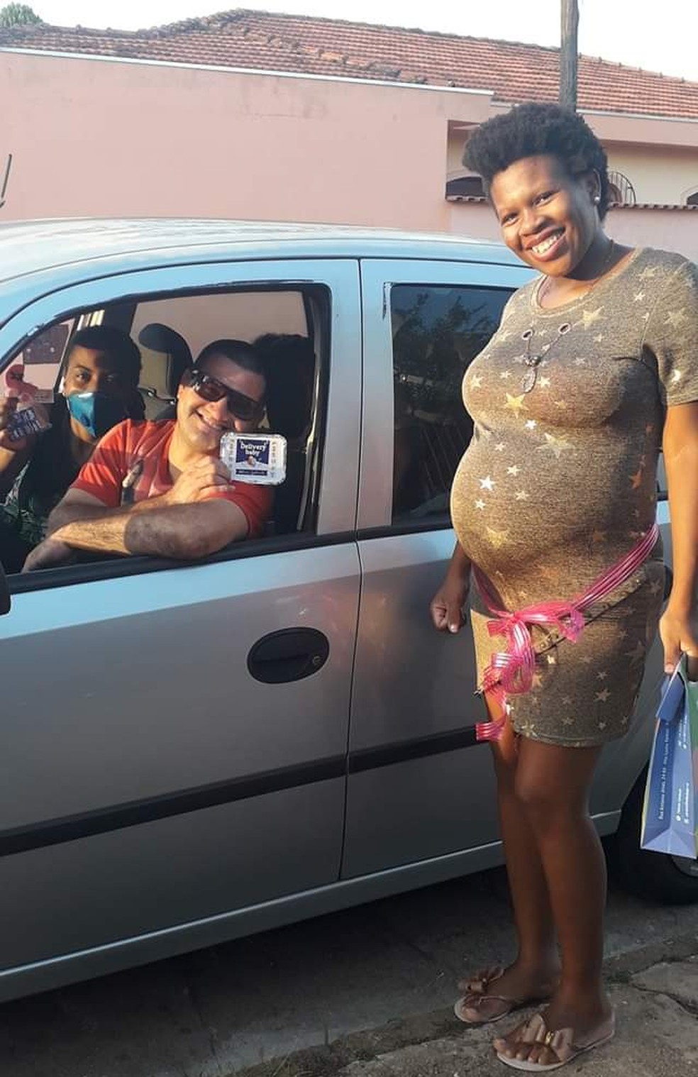 Grávida faz chá de fraldas drive-thru para manter tradição da família durante isolamento social — Foto: Arquivo Pessoal/Camila Porcino