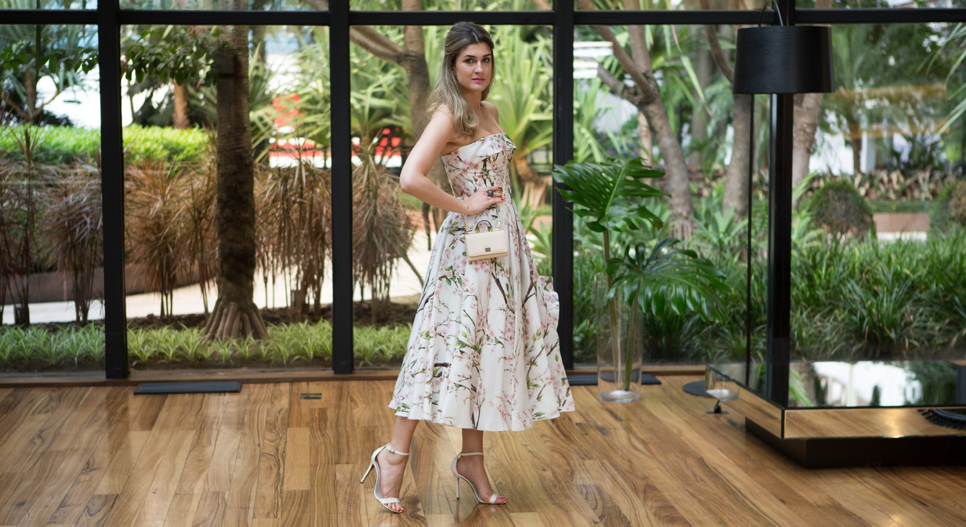 Barbara Migliori com vestido de comprimento mídi e estampa floral: boa investida para um casamento diruno (Foto: Pablo Escajedo)