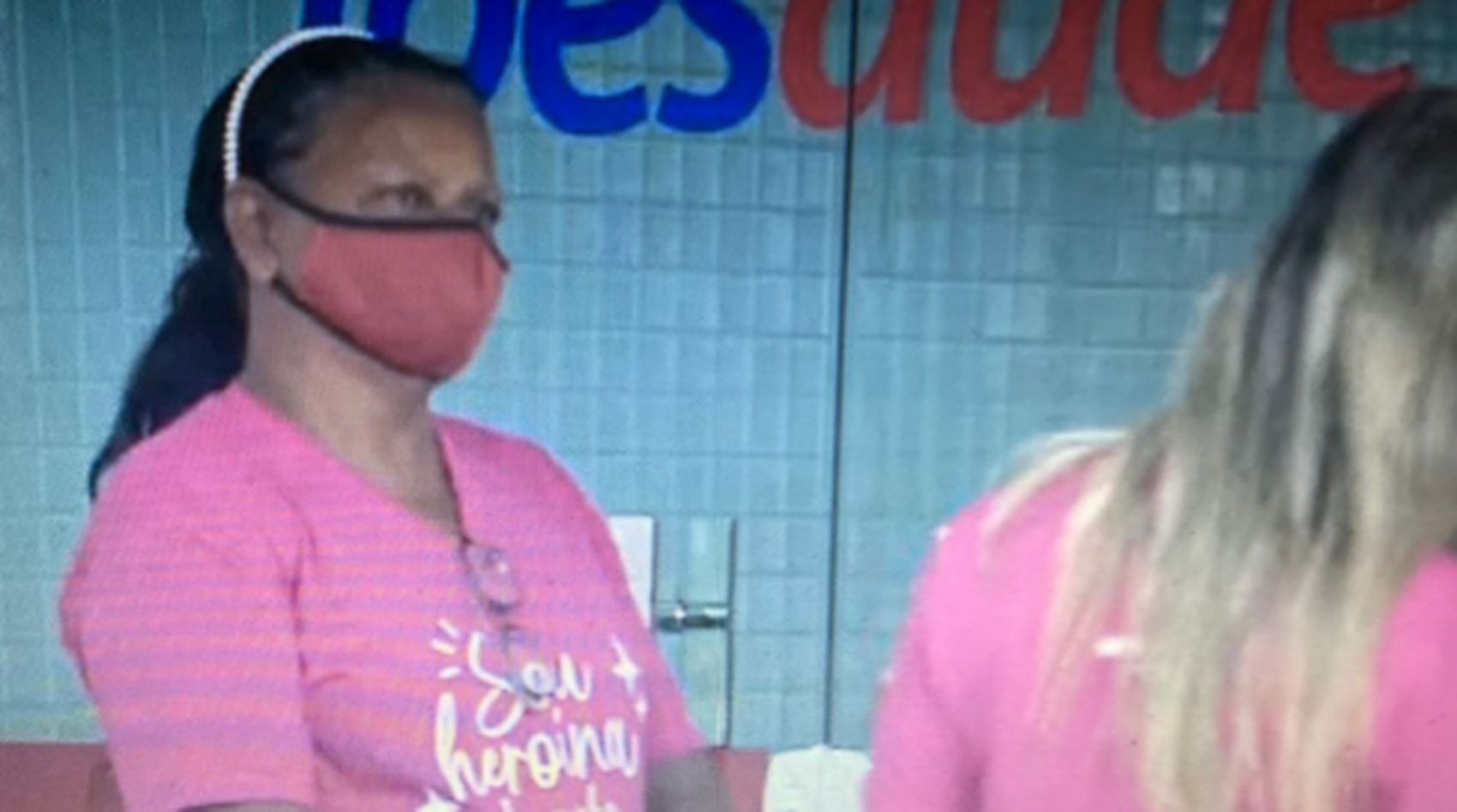 Mulheres que fazem tratamento oncológico e aguardam por cirurgia de reconstrução da mama fazem protesto em Aracaju