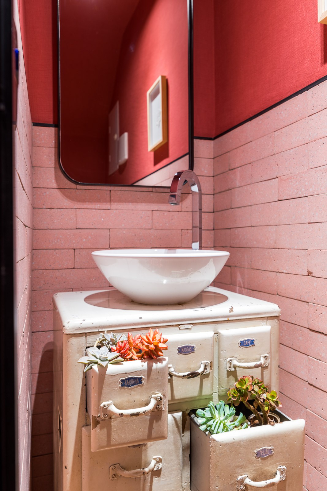 LAVABO | Situado no primeiro pavimento do apê, o lavabo traz tonalisdades chamativas e uma decoração inusitada. Metais são da Deca (Foto: Divulgação / Renato Navarro)