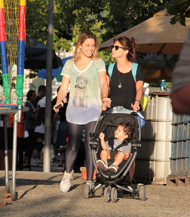Fernanda Gentil com o filho Gabriel e a namorada Priscila Montandon  (Foto: AgNews)