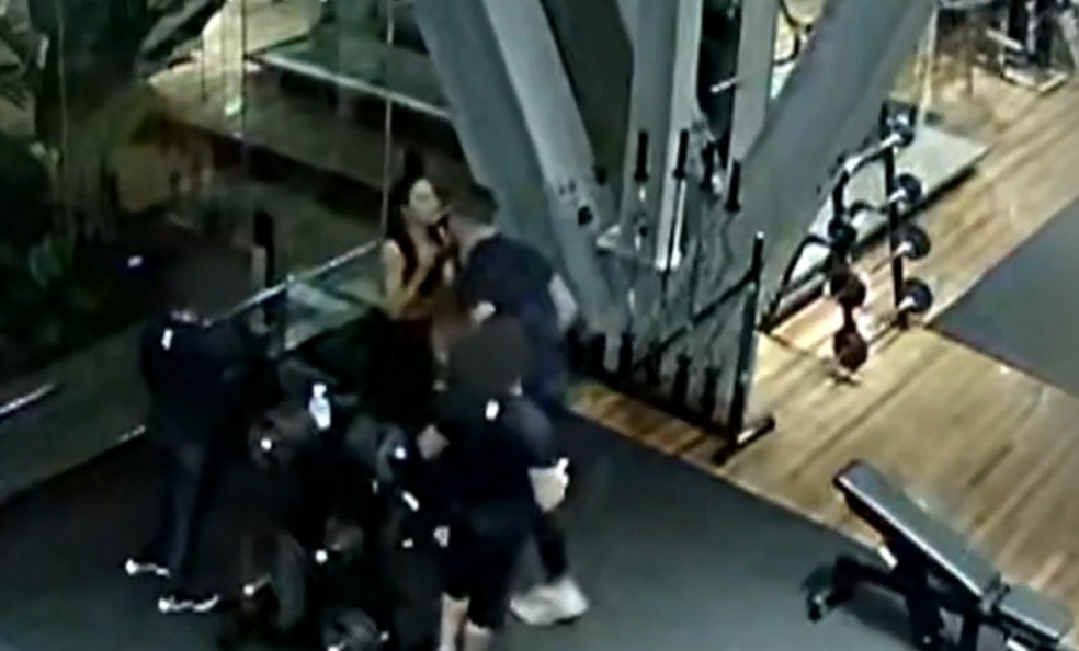 Imagem de câmera de segurança mostra empresário discutindo com mulher instantes antes de agressão — Foto: Reprodução/TV Globo