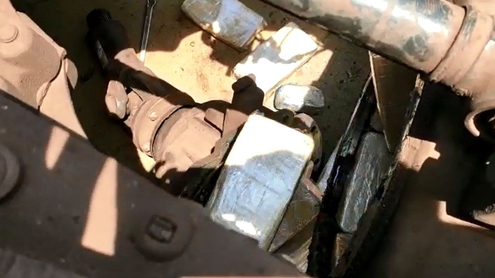 Caminhoneiro é preso após transportar 43 tijolos de cocaína escondidos em eixo diferencial do veículo — Foto: Polícia Militar Rodoviária /Divulgação