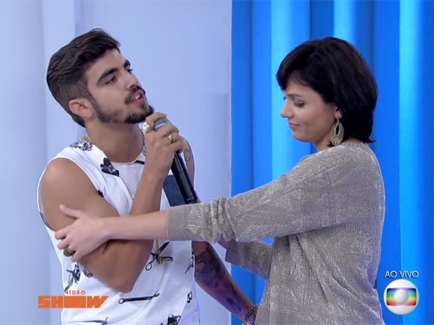 Caio Castro recebe carinho de Monica Iozzi (Foto: Vídeo Show / TV Globo)