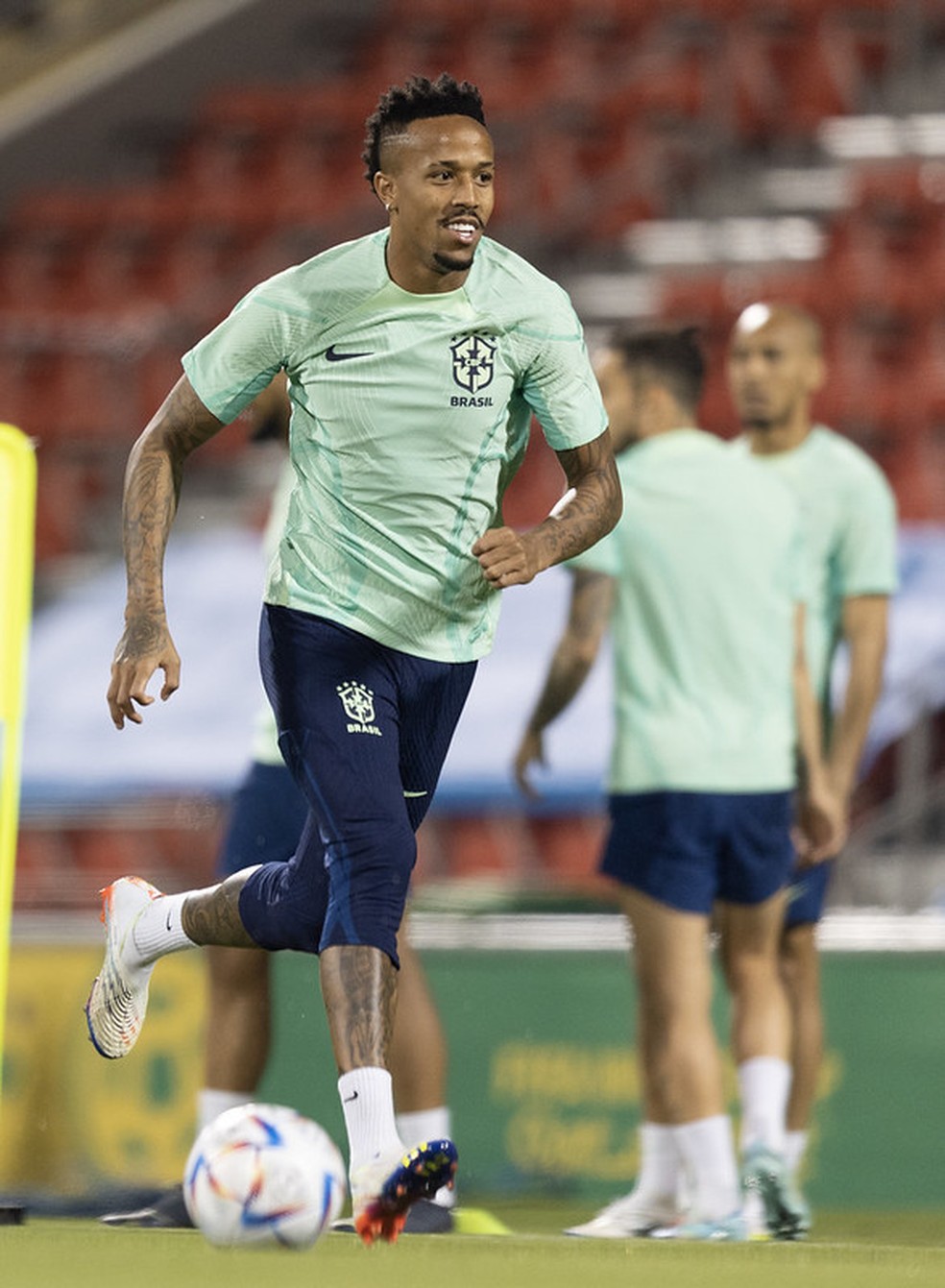 Éder Militão em atividade no Catar — Foto: Lucas Figueiredo / CBF
