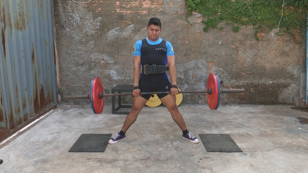 Simeão Souza treina em casa para manter a preparação para Campeonato Mundial — Foto: Reprodução/Rede Amazônica Roraima