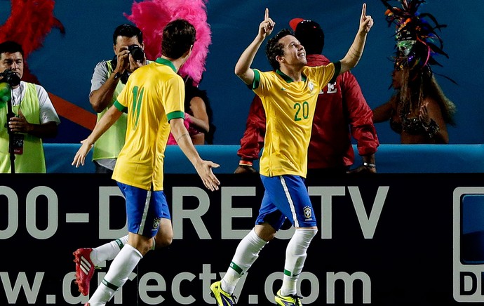 Bernard brasil gol honduras (Foto: Agência AP)