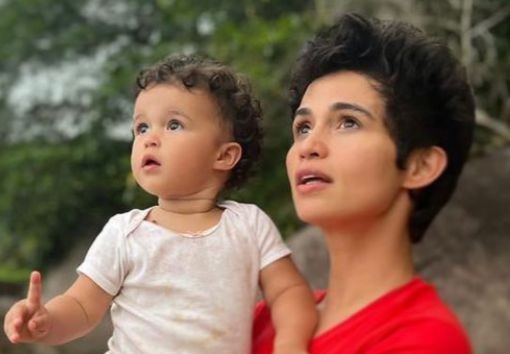 A atriz Nanda Costa assumiu sua bissexualidade e o relacionamento com  Lan Lanh em 2018. Elas são mães de gêmeas— Foto: Reprodução/Instagram