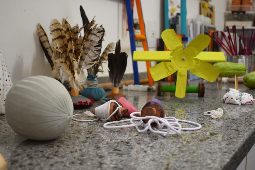 Peões foram feitos com madeira dos pés de um sofá abandonado — Foto: Gabrielle Chagas/G1
