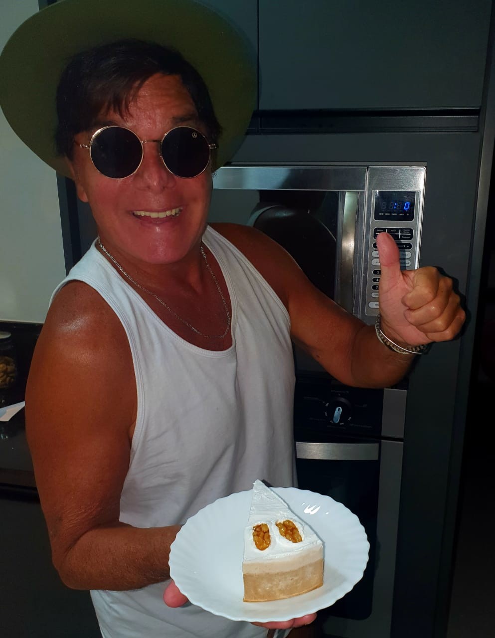 Marcio Mendes e um de suas tortas (Foto: Reprodução/Instagram)