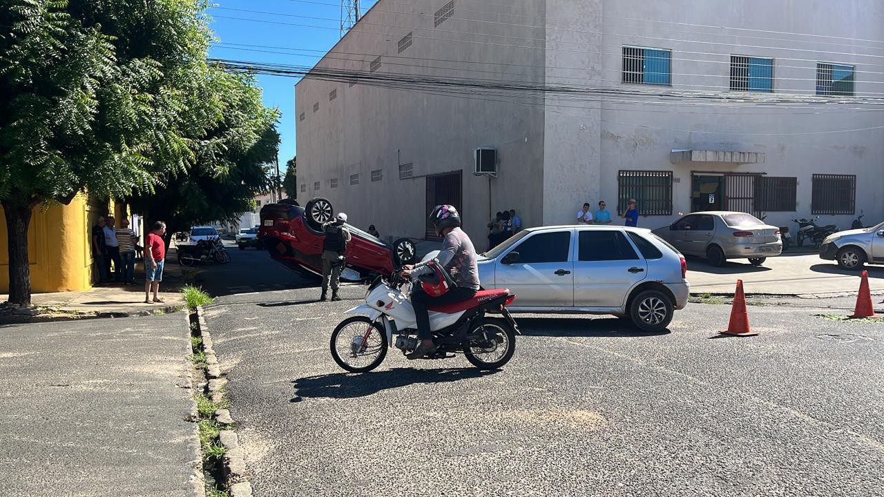 Carro capota em cruzamento após colisão na Zona Sul de Teresina