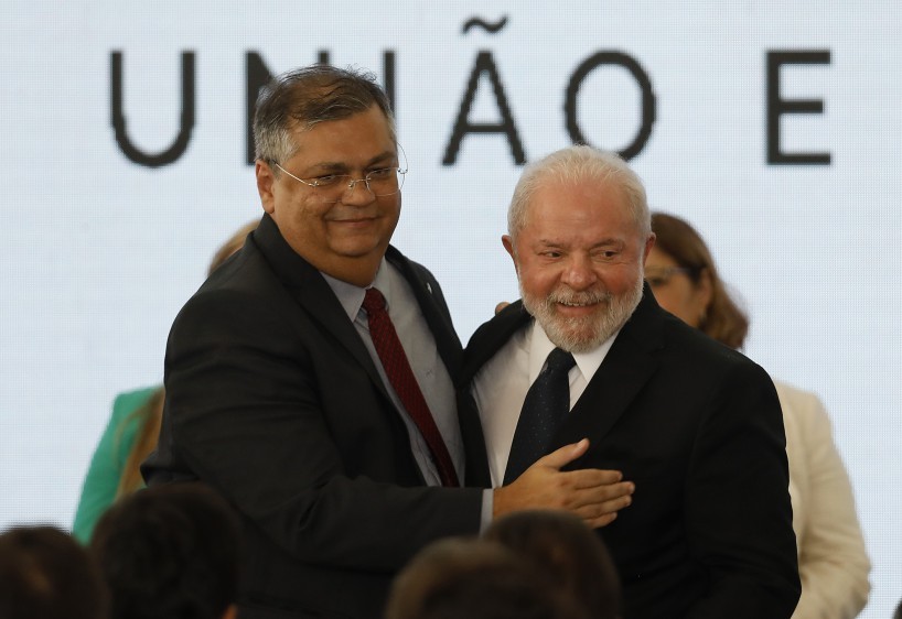 Presidente Lula, durante cerimônia. Ao lado o ministro da Defesa Flávio Dino. — Foto: Cristiano Mariz/O Globo