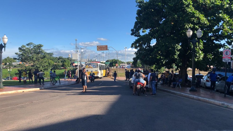 Motoristas fecharam a Ponte Metálica, no Centro de Rio Branco, em protesto pelos salários atrasados  — Foto: Ana Paula Xavier/Rede Amazônica Acre