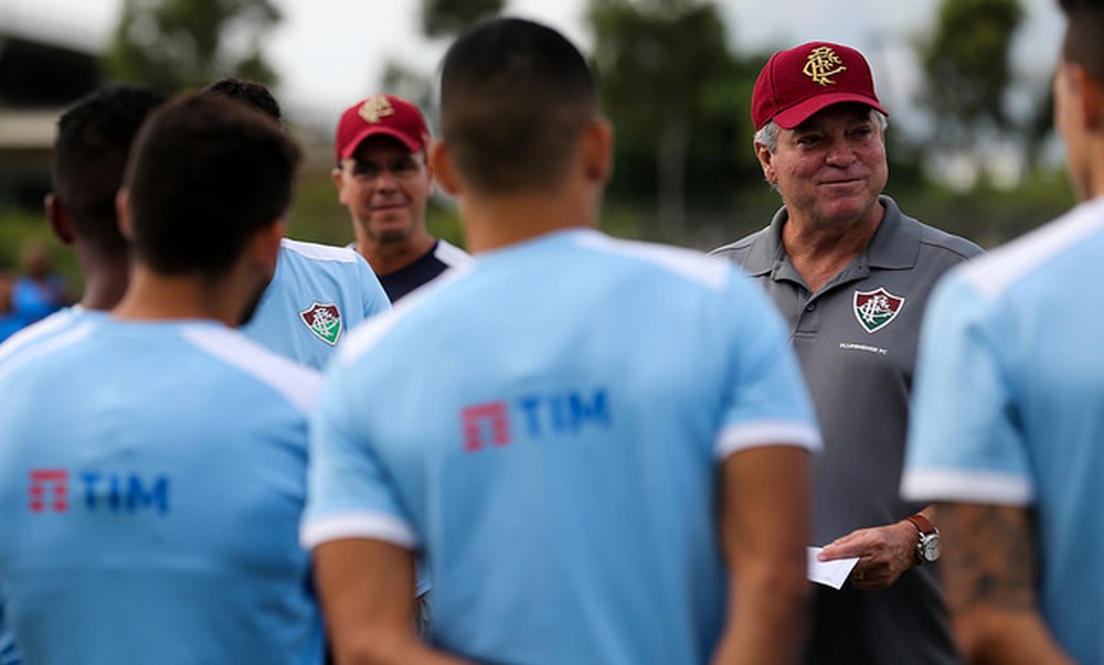 Flamengo procura Abel Braga, mas técnico mantém compromisso com Fluminense