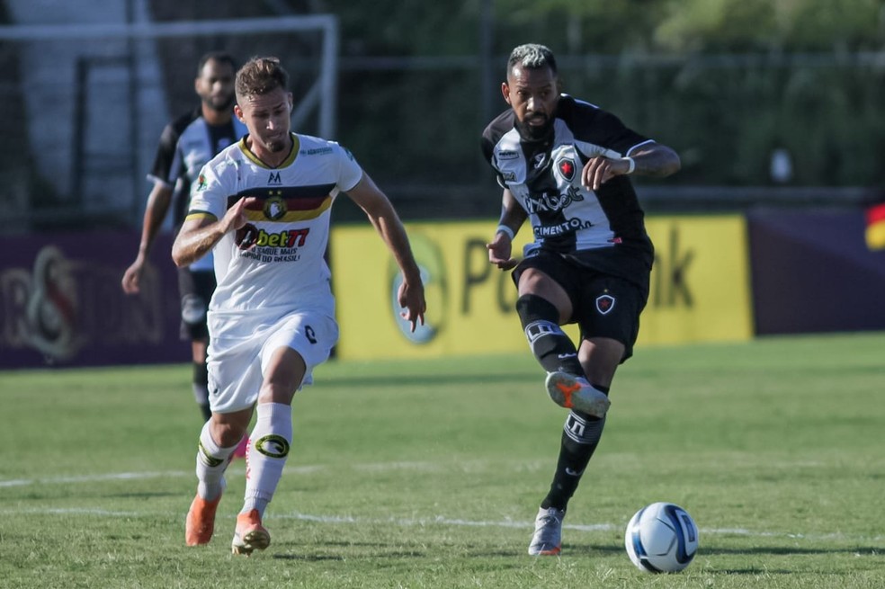 Globo FC em duelo com o Botafogo-PB pela Copa do Nordeste — Foto: Guilherme Drovas / Botafogo-PB