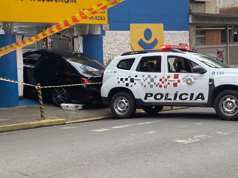 Carro de luxo invade berçário nesta quarta-feira (21) na Zona Sul da Capital paulista. — Foto: Giba Bergamin/TV Globo