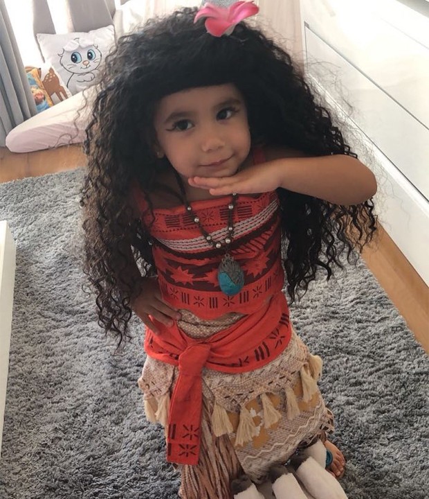 Maria Flor se veste como Moana e complementa look com peruca cacheada (Foto: Reprodução/Instagram)
