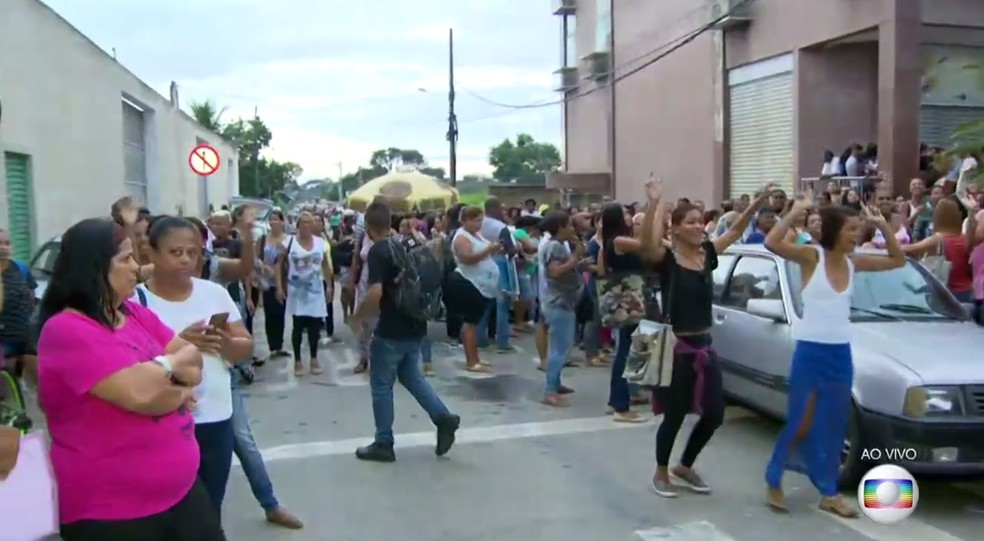 Resultado de imagem para fila de empregos rj