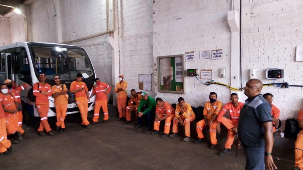Sem acordo com empresa, agentes de limpeza de São Luís paralisaram as atividades por tempo indeterminado — Foto: Divulgação/SEEAC-SLZ