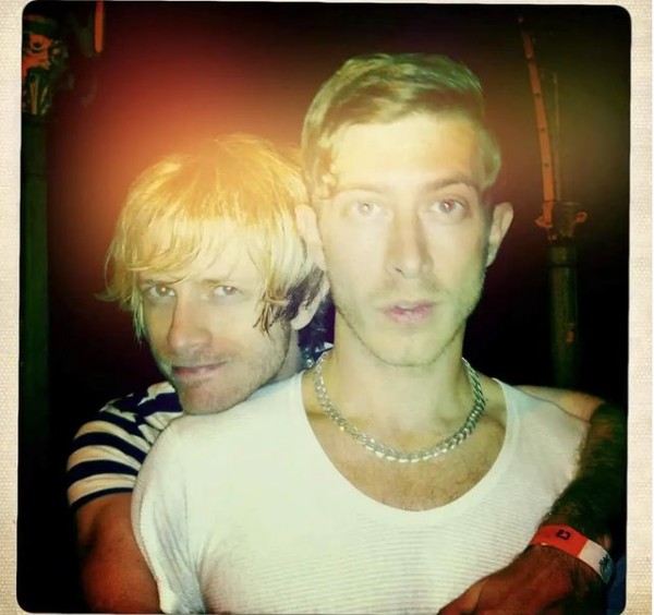 Greg Gilbert com o irmão e colega de banda Aaron Gilbert em foto antiga (Foto: Instagram)