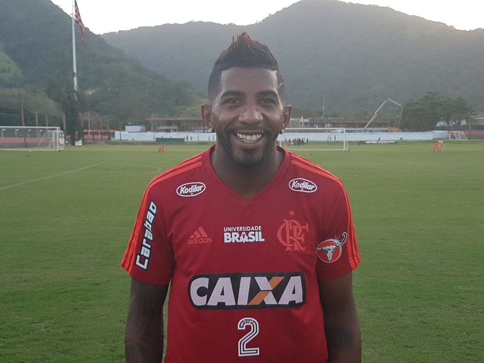 O sorridente Rodinei estÃ¡ a dois jogos de completar 100 partidas com a camisa rubro-negra (Foto: Marcelo Baltar)