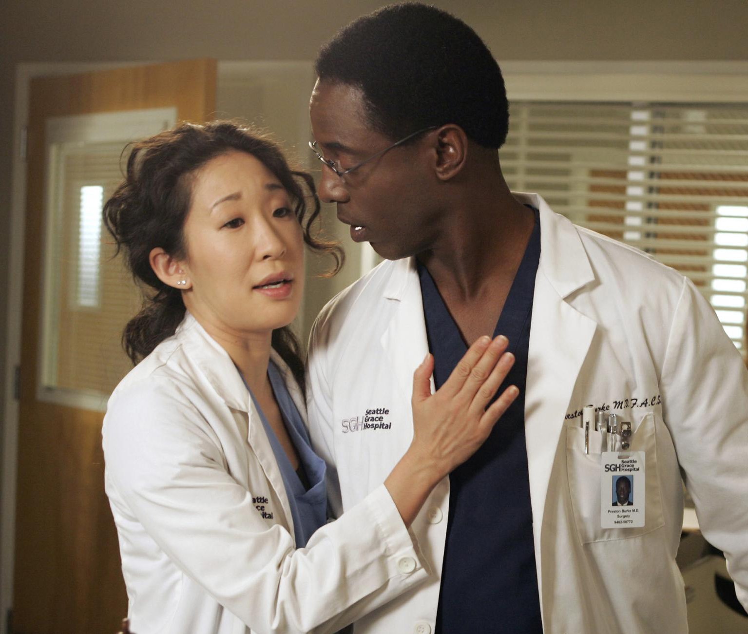 Cristina Yang (Sandra Oh) e Preston Burke (Isaiah Washington) em cena da terceira temporada de 'Grey's Anatomy' (Foto: Divulgação)