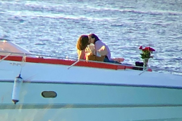 Emma Watson e namorado, Brendan Wallace, trocam beijos em barco na Espanha (Foto: Backgrid UK/The Grosby Group/Lag)