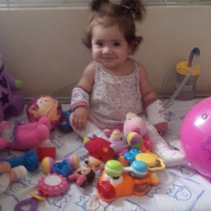 Valentina no hospital, cercada de brinquedos (Foto: Reprodução - Facebook)