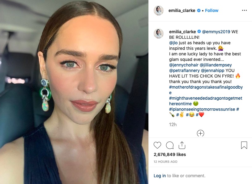 O post da atriz Emilia Clarke revelando sua inspiração no look clássico da cantora Jennifer Lopez para seu decote no Emmy 2019 (Foto: Instagram)