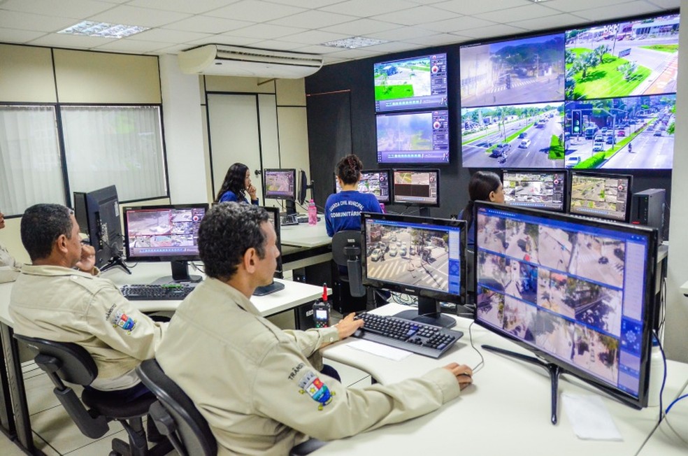 Agentes da Central Integrada de Operações e Monitoramento (Ciom) monitoram o Cerco Inteligente de Segurança — Foto: Leonardo Silveira/PMV