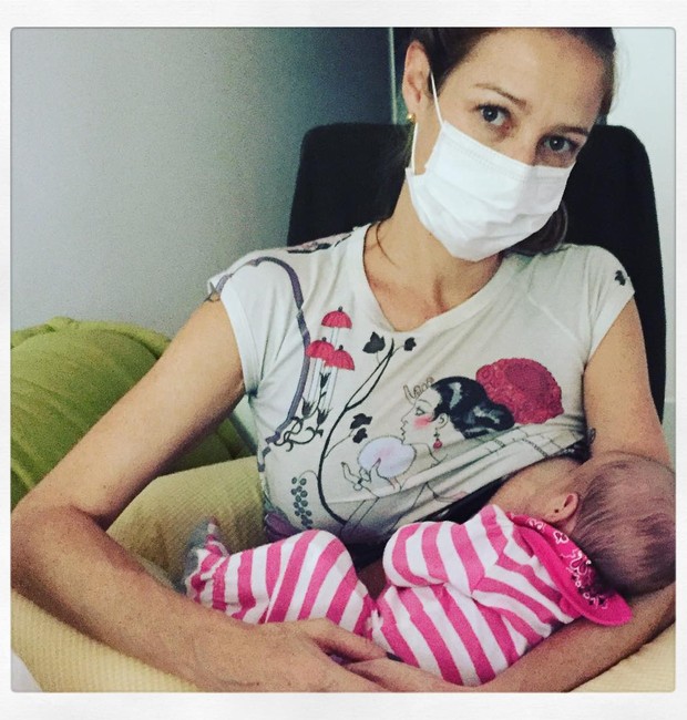 Luana Piovani amamenta Liz de máscara: gipe (Foto: Reprodução/ Instagram)