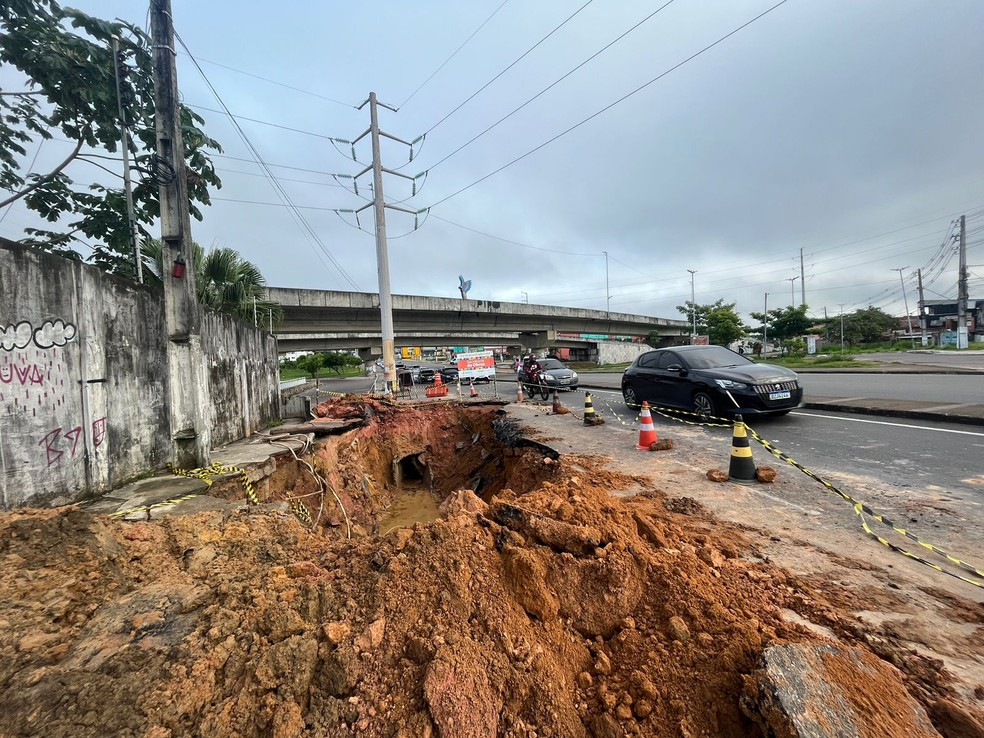 Rompimento de rede de drenagem na Avenida Rodrigo Otávio em Manaus — Foto: Nainy Castelo Branco/Rede Amazônica