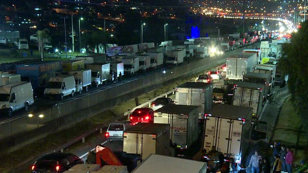 Caminhoneiros bloqueiam faixas da Rodovia RÃ©gis Bittencourt (Foto: TV Globo/ReproduÃ§Ã£o)