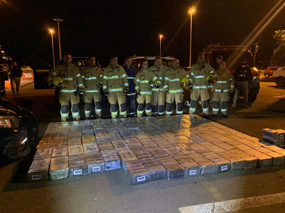 Corpo de Bombeiros do Distrito Federal serram tanque de caminhão para retirar cocaína escondida  — Foto: CBMDF/Divulgação 