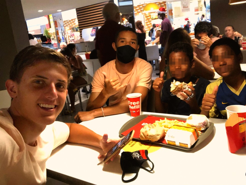 Mário, em primeiro plano, e Kayque, de máscara, posam com os meninos no shopping — Foto: Reprodução