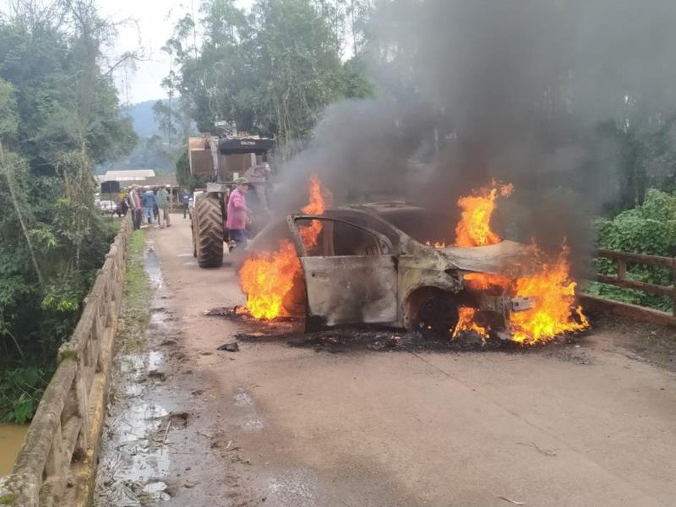Carro é incendiado durante fuga de suspeitos de assalto a banco em Monte Alverne — Foto: Portal Arauto