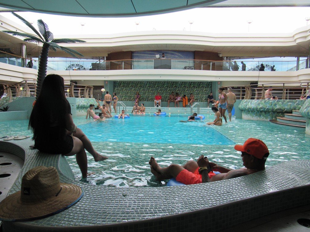 Vista da área da piscina do cruzeiro WS on Board, que tem o cantor Wesley Safadão como anfitrião — Foto: Carol Prado/g1