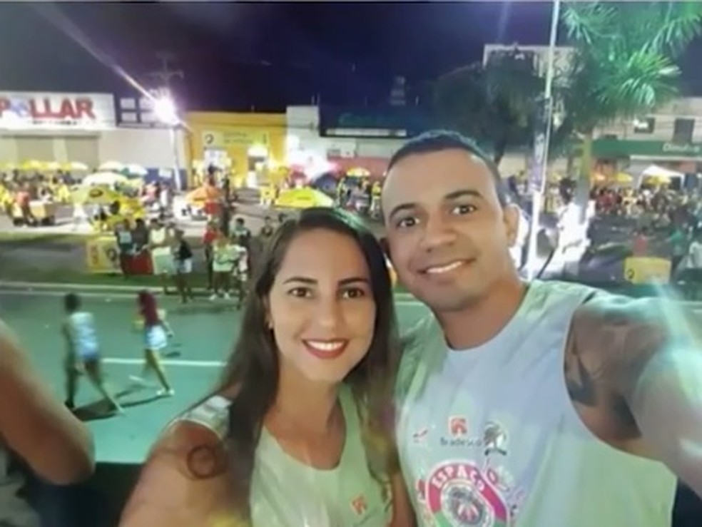 O tenente FÃ¡bio Emanuel Oliveira dos Santos e a esposa Ana Carla dos Santos Leite foram baleados em Feira de Santana; a mulher morreu no local (Foto: Acorda Cidade)