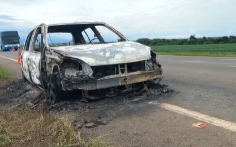 Carro carbonizado em que quatro corpos foram encontrados, em Cristalina, Goiás — Foto: Divulgação/Polícia Militar