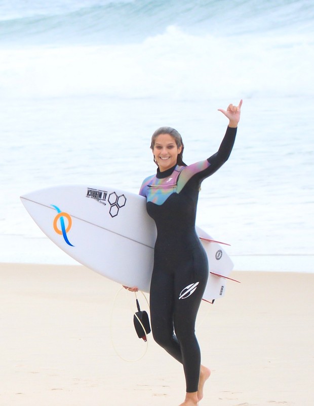 Isabella Santoni surfa em praia na Zona Sul do Rio   (Foto: Fabricio Pioyani/AgNews)