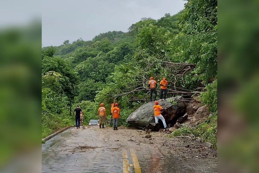 Defesa Civil de Uruburetama, no Ceará, trabalha em deslizamento de rocha ocorrido em estrada do município. — Foto: Defesa Civil Uruburetama