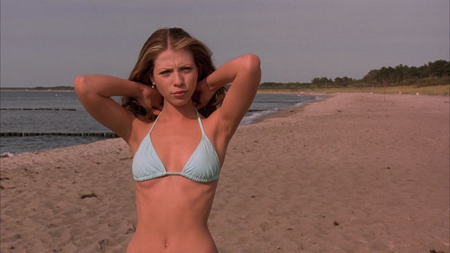 Jenny (Michelle Trachtenberg), a única mulher em uma praia de nudismo repleta de pervertidos (Foto: Divulgação)