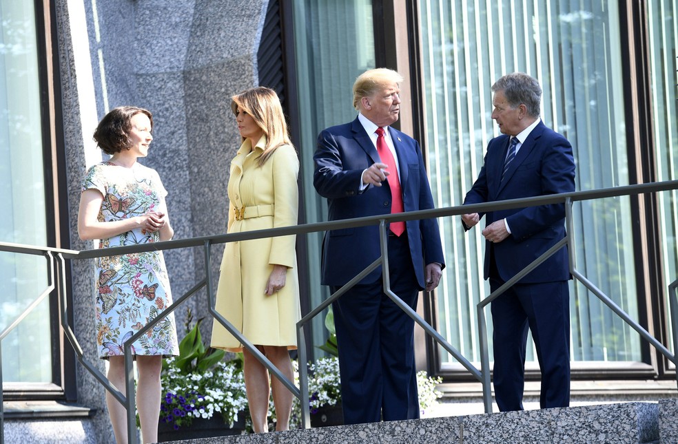 Presidente Donald Trump, primeira-dama, Melania, presidente finlandês, Sauli Niinisto, e sua mulher Jenni Haukio, se encontraram em Helsinque, nesta segunda-feira (16)  (Foto: Lehtikuva/Martti Kainulainen/ Reuters )