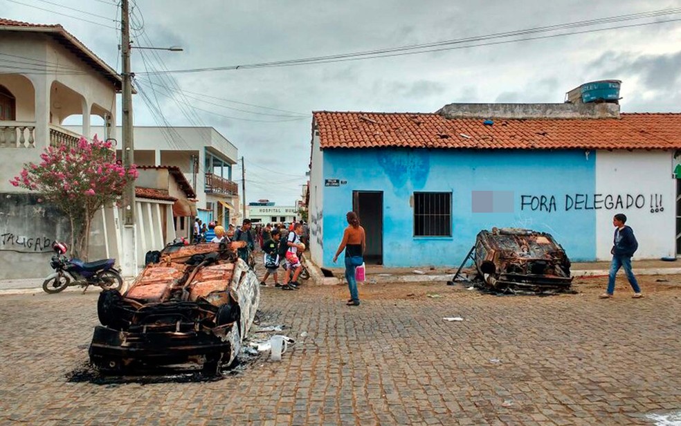  Carros foram destruídos na frente de delegacia no interior da Bahia (Foto: Arquivo Pessoal)