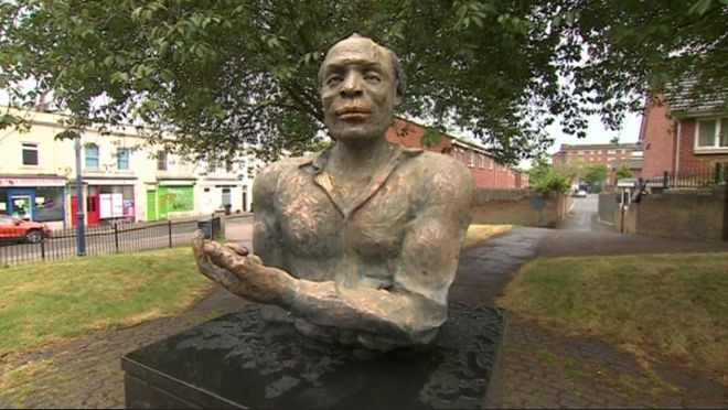 A estátua do ator, poeta e escritor jamaicano Alfred Fagon (1937-1986) na cidade de Bristol, vandalizada em uma ação foi atribuída a grupos racistas (Foto: Reprodução)