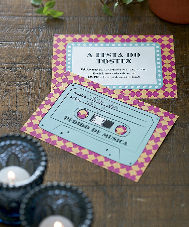 O verso do convite, em formato de fita cassete, traz espaço para os convidados pedirem uma música para acrescentar à playlist (coisa moderna!) da festa.  (Foto: Cacá Bratke/Editora Globo)