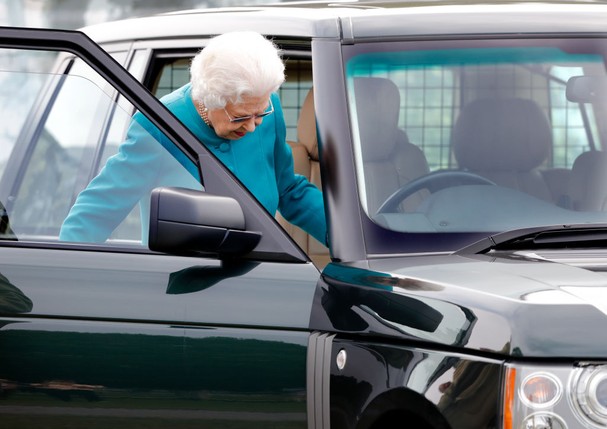 WINDSOR, UNITED KINGDOM - JULY 01: (EMBARGOED FOR PUBLICATION IN UK NEWSPAPERS UNTIL 24 HOURS AFTER CREATE DATE AND TIME) Queen Elizabeth II seen getting into her Range Rover car as she attends day 1 of the Royal Windsor Horse Show in Home Park, Windsor C (Foto: Getty Images)