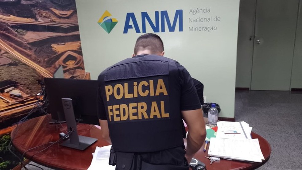 Policiais investigam funcionários públicos da Agência Nacional de Mineração (ANM). — Foto: Ascom PF
